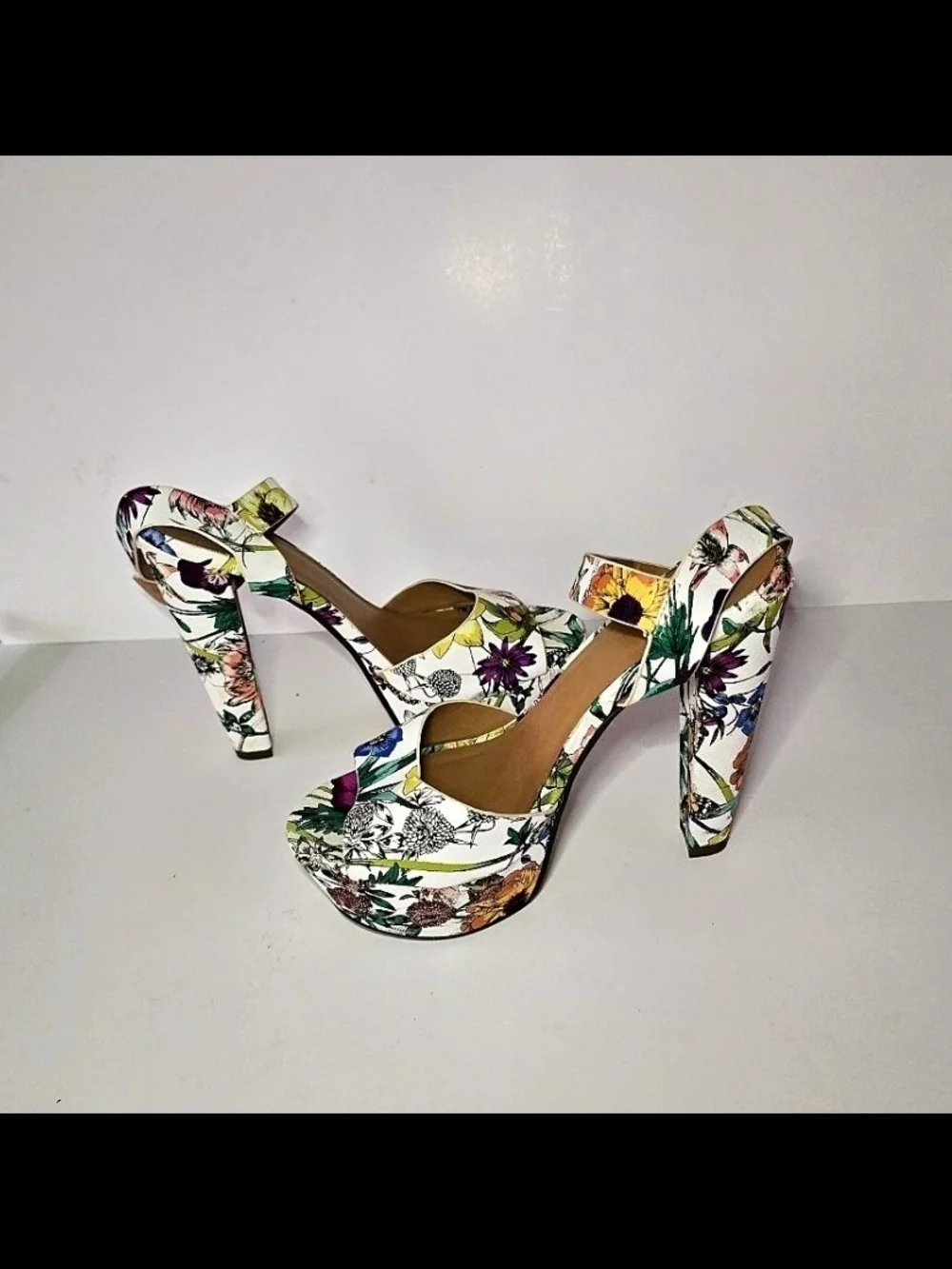 Delicious White Floral Platform Block Sandals with Ankke Strap, Size 7 1/2
